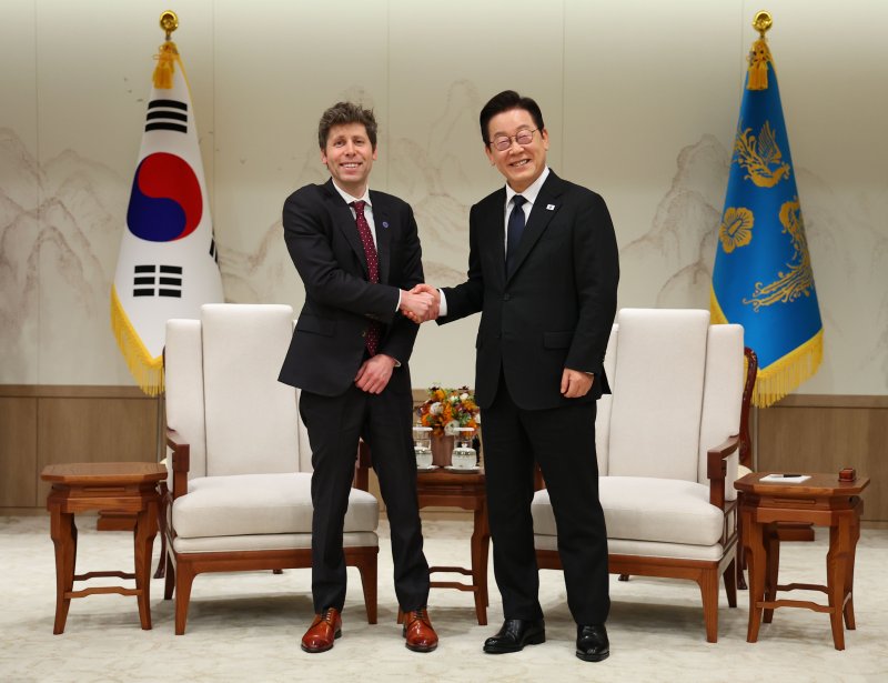[서울=뉴시스] 고범준 기자 = 이재명 대통령이 지난 1일 서울 용산 대통령실 청사에서 샘 알트만 오픈바카라 대표 접견에 앞서 기념촬영을 하고 있다. (대통령실통신사진기자단) 2025.10.01. bjko@newsis.com