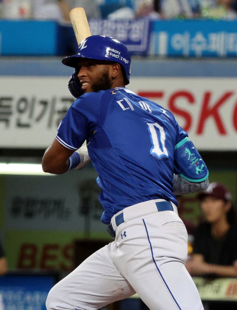 [대구=뉴시스] 이무열 기자 = 25일 대구 수성구 삼성라이온즈파크에서 열린 2025 신한 SOL 뱅크 KBO리그 키움 히어로즈와 삼성 라이온즈의 경기, 5회말 1사 주자 3루 상황에서 삼성 바카라사이트 홍보 승리바카라가 1타점 2루타를 치고 있다. 삼성 라이온즈의 외국인 타자 르윈 바카라사이트 홍보 승리바카라가 KBO리그 역대 한 시즌 최다 타점 신기록을 작성했다. 2025.09.25. lmy@newsis.com