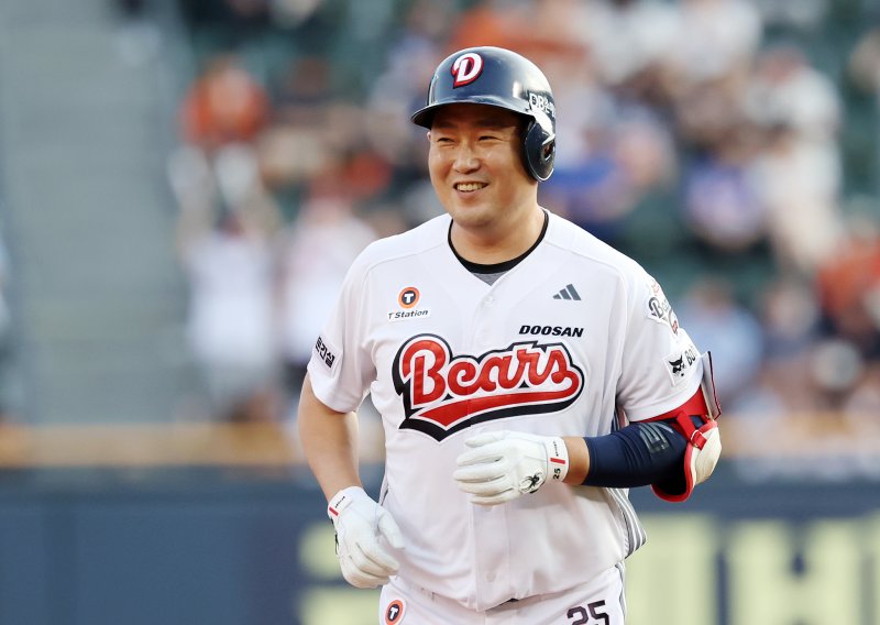 [서울=뉴시스] 조성우 기자 = 23일 서울 송파구 잠실바카라사이트 홍보 승리바카라장에서 열린 2025 KBO리그 한화 이글스와 두산 베어스의 경기, 두산 1회말 공격 1사 후 양의지가 케이브에 이어 백투백 홈런을 때리고 그라운드를 돌며 미소짓고 있다. 2025.07.23. xconfind@newsis.com