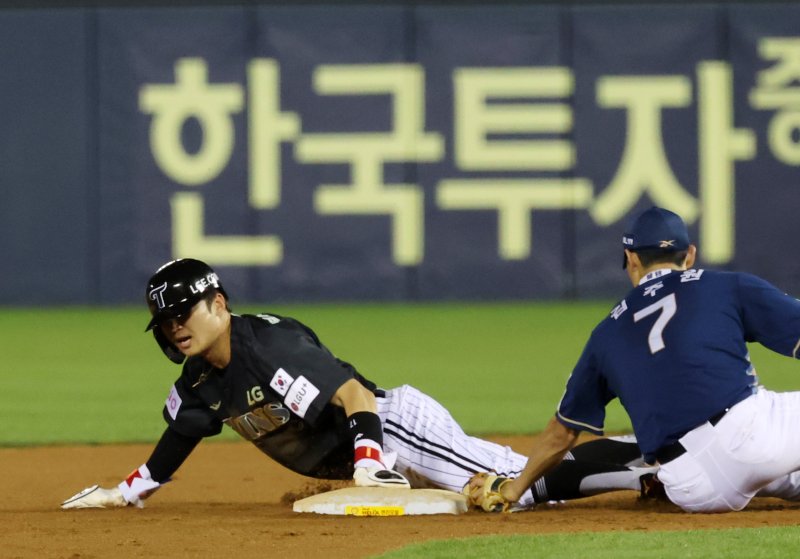[서울=뉴시스] 배훈식 기자 = 17일 오후 서울 송파구 잠실바카라사이트 홍보 승리바카라장에서 열린 2025 신한 쏠뱅크 KBO리그 LG 트윈스와 NC 다이노스의 경기, 7회말 1사 1루 주자 LG 박해민이 KBO 최초 12시즌 연속 20도루에 성공하고 있다. 2025.06.17. dahora83@newsis.com