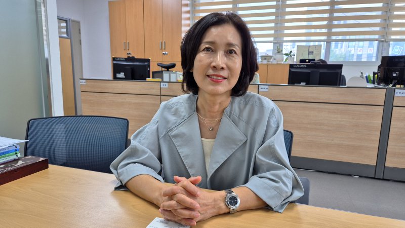 [청주=뉴시스] 연현철 기자 = 이은숙 청주시 에볼루션 바카라 무료주민 지원센터장이 2일 센터 2층 사무국에서 센터 프로그램에 대해 설명하고 있다.