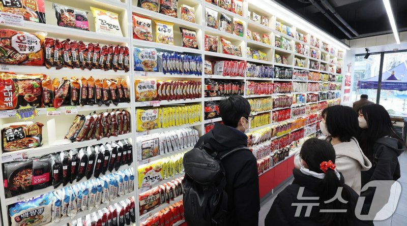 서울 마포구 CU 홍대상상점 라면 라이브러리가 외국인관광객들로 북적이고 안전 바카라사이트. 2025.3.10/뉴스1 ⓒ News1 박지혜 기자