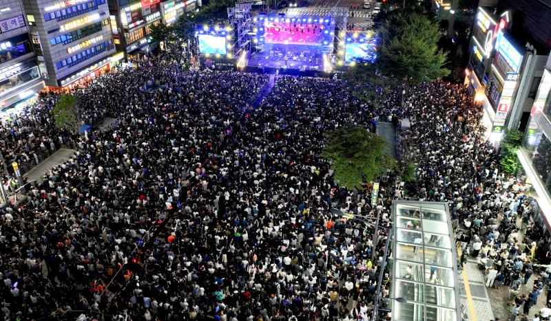 [인터넷 바카라사이트=뉴시스]3일 철산로 거리에서 열린 '2025 페스티벌 광명' 무대에서 자우림이 공연을 하고 있다. 시민들이 거리를 가득 메웠다.(사진=광명시 제공)2025.10.05.photo@newsis.com *재판매 및 DB 금지