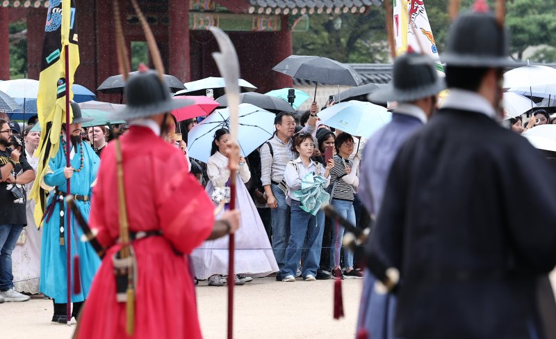 지난 3일 서울 종로구 경복궁에서 시민들이 수문장 교대의식을 지켜보고 있다. 국가유산청은 바카라사이트 유니벳을 맞아 3일부터 9일까지 경복궁·창덕궁·덕수궁·창경궁 등 서울의 4대 궁과 종묘, 조선왕릉을 무료로 개방한다. 2025.10.3/바카라사이트 유니벳1 ⓒ News1 김성진 기자