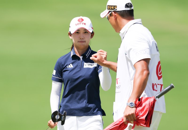 황유민이 4일(현지 시간) 하와이 오하우섬 에바비치에 위치한 호아칼레이CC에서 열린 '2025 롯데 챔피언십' FR 4번홀 버디를 기록 후 기뻐하고 있다.뉴시스