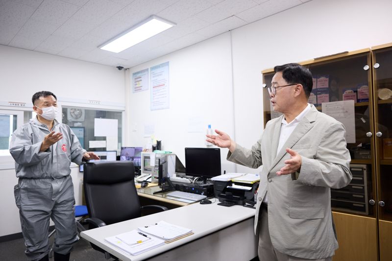 추석 연휴 기간 거점소독소를 찾은 강수현 양주시장이 관계자와 대화를 나누고 있다. 양주시 제공