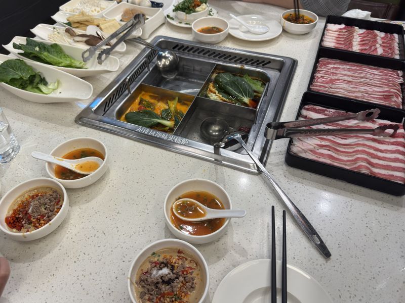 하이디라오 서초지점에서 주문한 메뉴들. 사진=신지민 기자