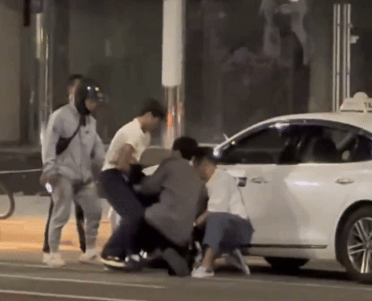 서울 강남 한복판에서 택시 기사에게 폭행을 가하던 남성을 제압한 청년들의 모습이 영상으로 찍혀 온라인에 공개됐다. 이후 영상 속 청년 중 한 명이 아이돌 가수 출신이라는 게 밝혀지면서 화제가 됐다. /영상=X 캡처