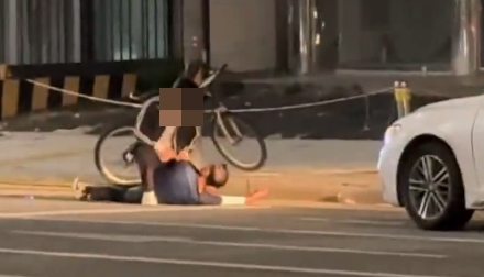 서울 강남 한복판에서 한 남성이 도로 위에서 택시 기사를 폭행하고 있다. 이를 목격한 청년들이 폭행을 가하던 남성을 제압한 모습이 영상으로 찍혀 온라인에 공개됐다. 이후 영상 속 청년 중 한 명이 아이돌 가수 출신이라는 게 밝혀지면서 화제가 됐다. /사진=X 캡처