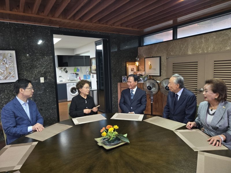 김대중재단 권노갑(오른쪽 두 번째) 이사장이 지난 3일 경남 김해 봉하마을을 찾아 노무현 전 대통령 묘소를 참배한 뒤 권양숙(왼쪽 두 번째) 여사와 차담을 가졌다. /사진=연합뉴스