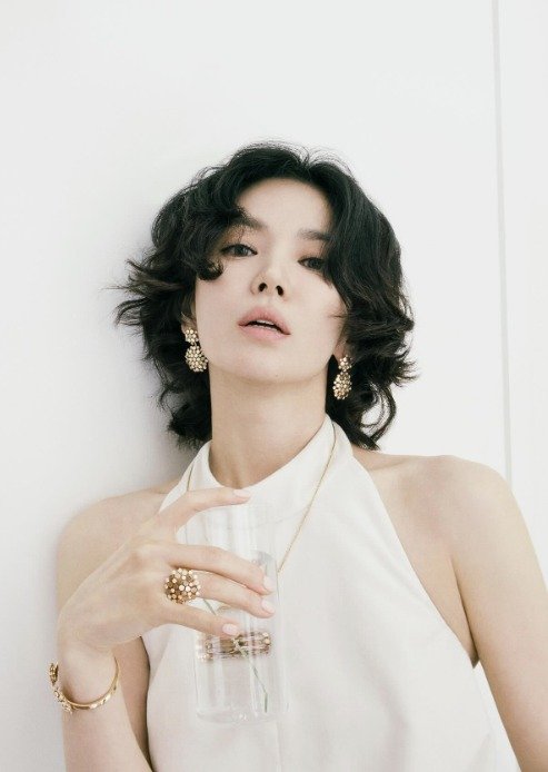 쇼트커트한 송혜교 어때? 크롭티 입고 과감 변신 [N샷]