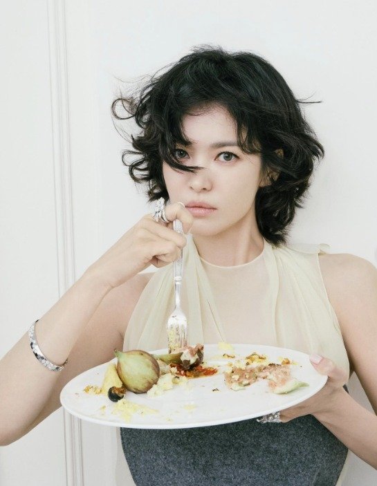 쇼트커트한 송혜교 어때? 크롭티 입고 과감 변신 [N샷]