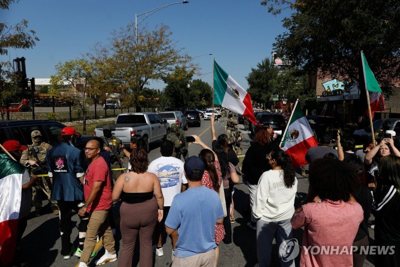美, 이민단속 중 자국민 여성에 총격…시카고 항의시위 들불 (출처=연합뉴스)