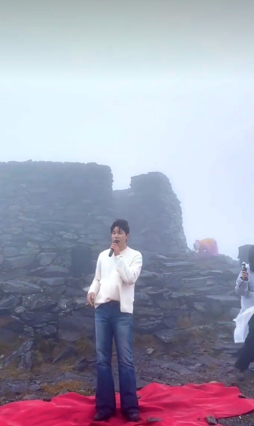 노지훈 "누가 연예인 직업이 꿀이래" 비바람 맞으며 노래