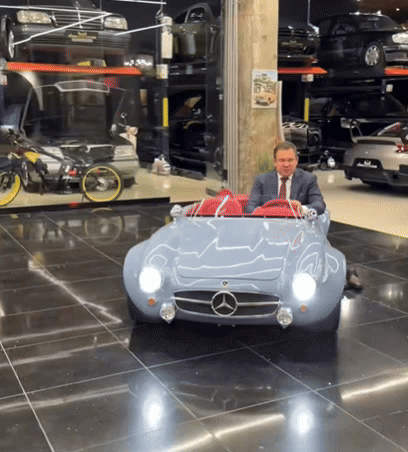 독일 메르세데스-벤츠가 1950년대 제작한 전설적 스포츠카 'SL300'을 축소한 어린이용 전기 스포츠카를 출시했다. /영상=알렉세이 메르세데스 틱톡 캡처