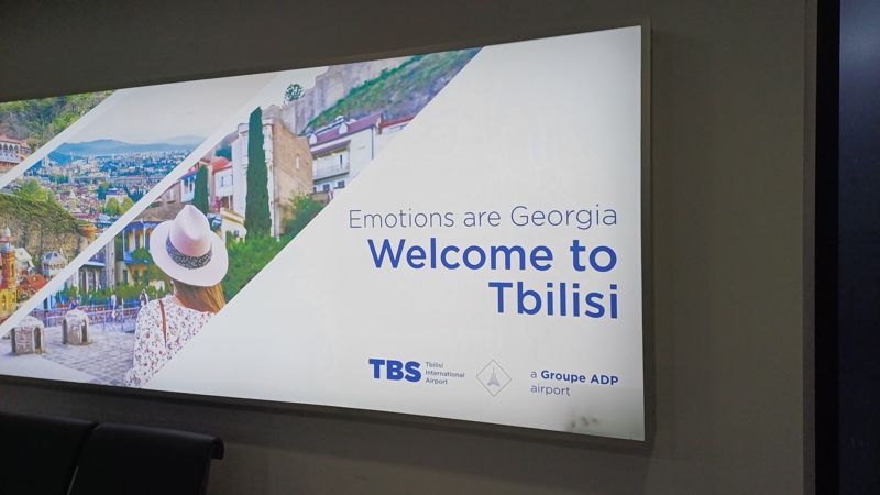 조지아의 수도 트빌리시 국제공항의 안내판.