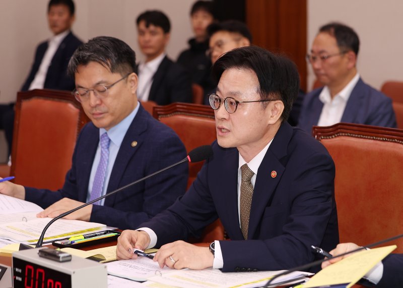 [서울=뉴시스] 김명년 기자 = 김정관 산업통상자원부 장관이 6일 오전 서울 여의도 국회에서 열린 산업통상자원중소벤처기업위원회 전체회의에서 의원 질의에 답하고 있다. 2025.08.06. kmn@newsis.com