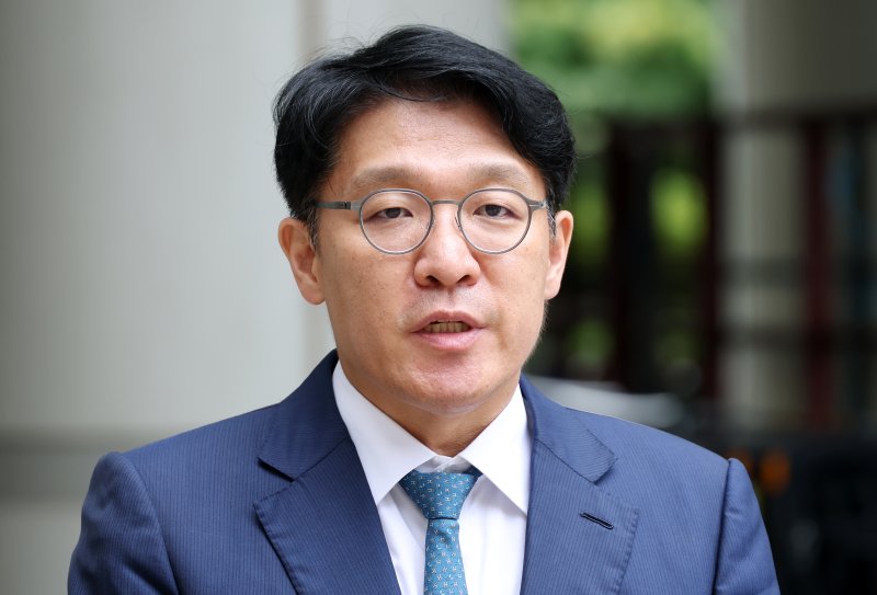 김건희 여사가 연루된 '공천 청탁' 의혹의 핵심 인물 김상민 전 부장검사가 지난달 17일 오후 서울 서초구 서초동 서울중앙지방법원에서 열린 구속 전 피의자 심문(영장실질심사)에 출석하며 취재진의 질문에 답하고 있다. (공동취재) 2025.9.17/뉴스1 ⓒ News1 박정호 기자