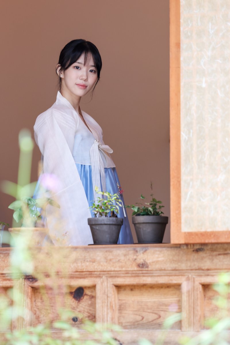 '애마' 진선규 휘어잡던 그 신인…이소이 "연기는 기세, 배웠다" [한복인터뷰]②