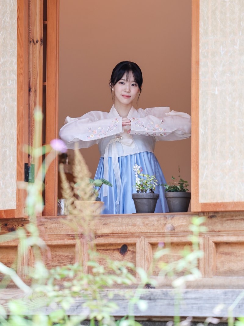 '애마' 진선규 휘어잡던 그 신인…이소이 "연기는 기세, 배웠다" [한복인터뷰]②