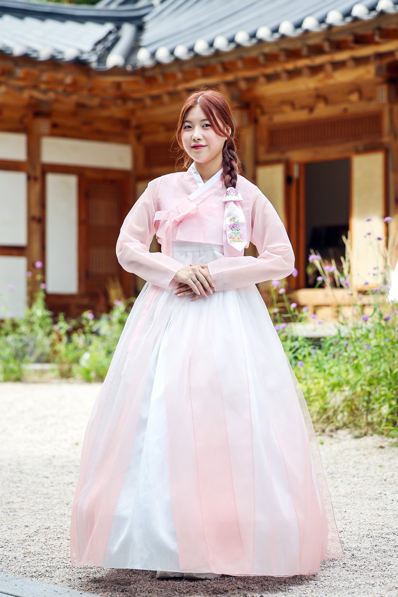 성민지 "'전국노래자랑' 출신…故송해 '잘될 것 같다'며 웃어" [한복인터뷰]①