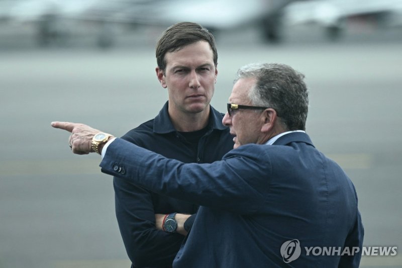 도널드 트럼프 미국 대통령의 사위 재러드 쿠슈너(왼쪽)과 스티브 위트코프 중동특사 (출처=연합뉴스)