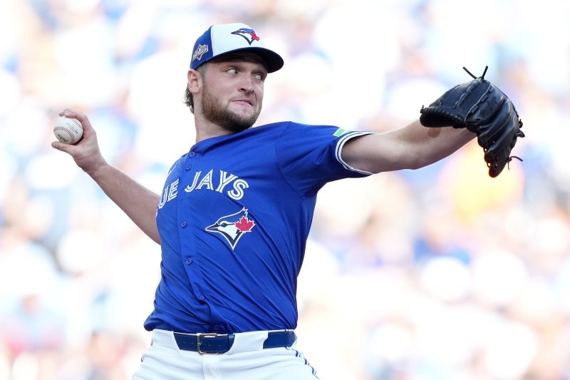 [토론토=AP/뉴시스] 토론토 블루제이스의 트레이 예사비지가 6일(한국 시간) 캐나다 온타리오주 토론토의 로저스 센터에서 열린 2025 MLB 양키스와의 아메리칸리그 디비전시리즈 2차전에 선발 등판해 공을 던지고 있다. 2025.10.06.