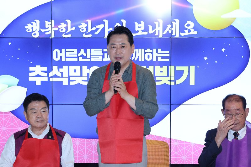 장동혁 국민의힘 대표가 추석 연휴를 하루 앞둔 지난 2일 서울 동대문구 동백꽃 노인복지관을 찾아 추석 인사를 하고 있다. 뉴스1