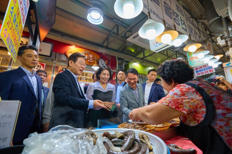 [서울=뉴시스] 최동준 기자 = 사진은 이재명 대통령과 김혜경 여사가 지난 8월 17일 서울 은평구 연서시장을 방문해 순대 등을 구매하고 있는 모습. (사진=대통령실 제공) 2025.08.17. photo@newsis.com *재판매 및 DB 금지