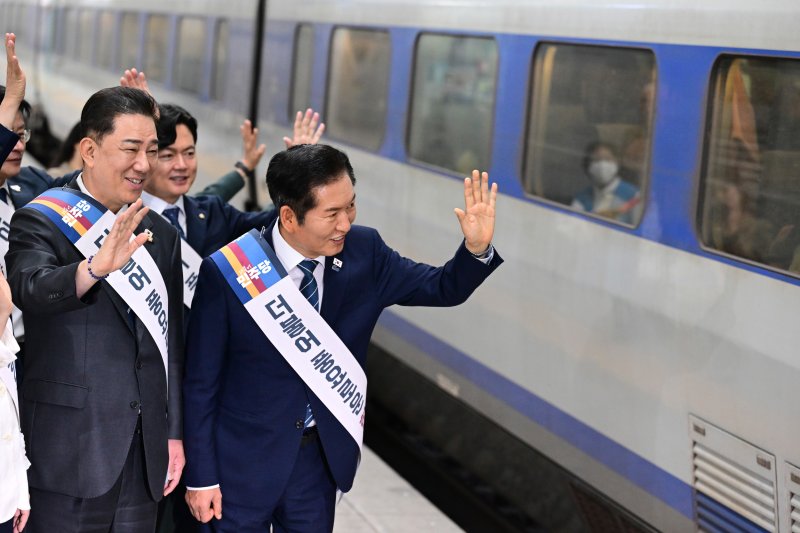 정청래 더불어민주당 대표와 김병기 원내대표를 비롯한 지도부가 지난 2일 서울 용산역에서 추석 귀성객에게 인사를 하고 있다. 뉴스1