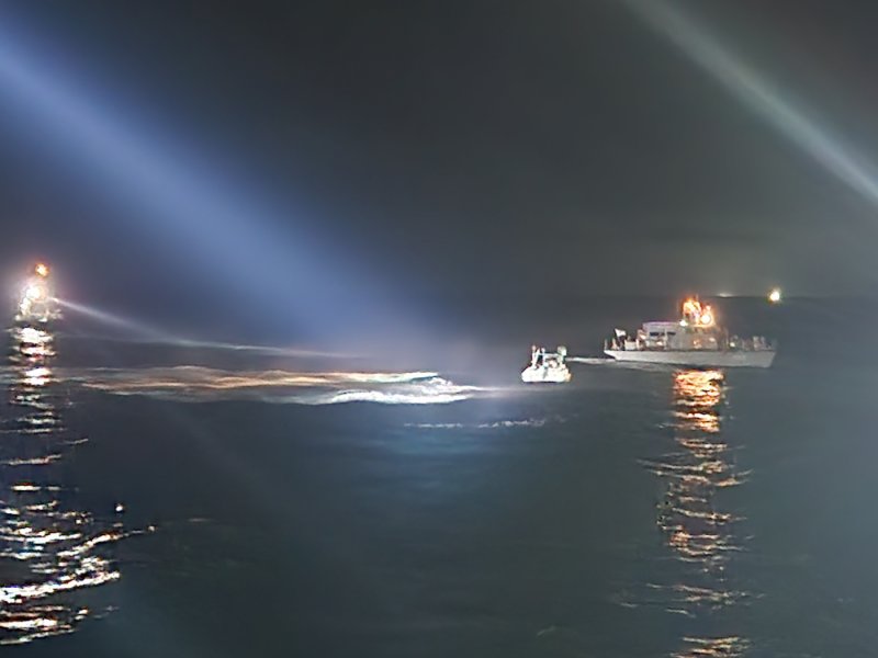 태안해경이 6일 충남 충남 태안해역 가의도 북방 2해리 인근 해상에서 밀입국 의심 선박(레저보트, 승선원 남성 8명, 중국 국적)을 검거하고 있다. 태안 해양경찰서 제공