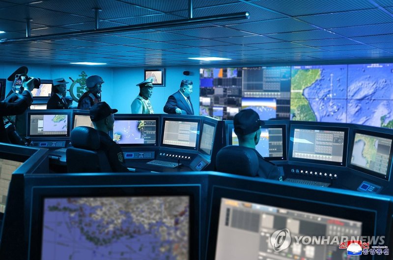 김정은, 구축함 최현호 참관 (출처=연합뉴스)