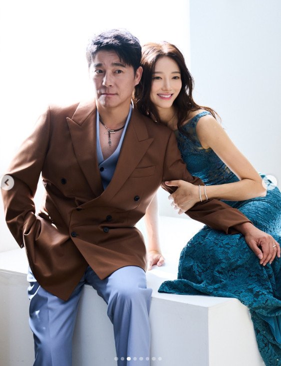"곧 10주년" 임창정, 키 176㎝ 아내와 부부 화보…여배우 같은 자태