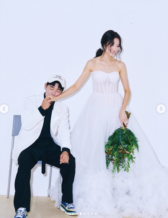 곧 10주년 임창정, 키 176㎝ 아내와 부부 화보…여배우 같은 자태