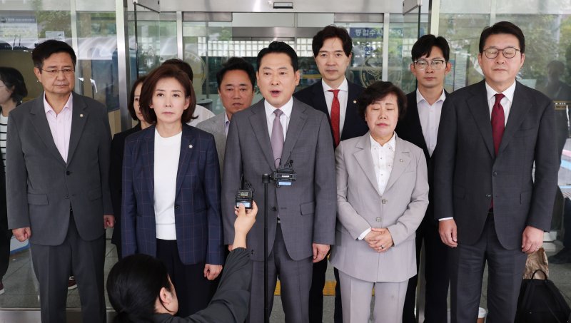 장동혁 국민의힘 대표가 지난 3일 서울 영등포구 영등포경찰서에서 이진숙 전 방통위원장 체포에 대한 항의방문을 마친 뒤 발언하고 있다. 2025.10.3/뉴스1 ⓒ News1 박지혜 기자