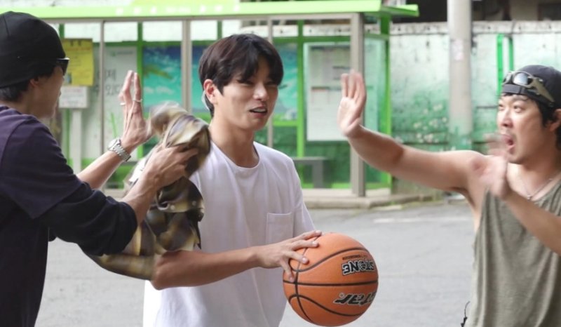 이이경, '종이 인형' 거뜬히 업었다…주우재 "내가 50㎏인줄 알아"