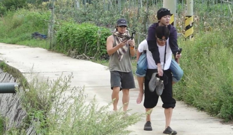 이이경, '종이 인형' 거뜬히 업었다…주우재 "내가 50㎏인줄 알아"