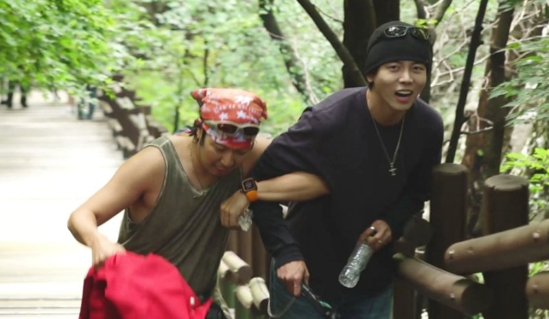 이이경, '종이 인형' 거뜬히 업었다…주우재 내가 50㎏인줄 알아