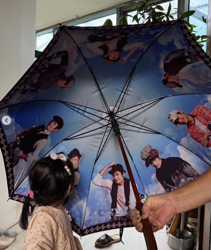 우산에 이병헌 얼굴 가득…"이건 좀" 이민정·딸도 놀란 반전