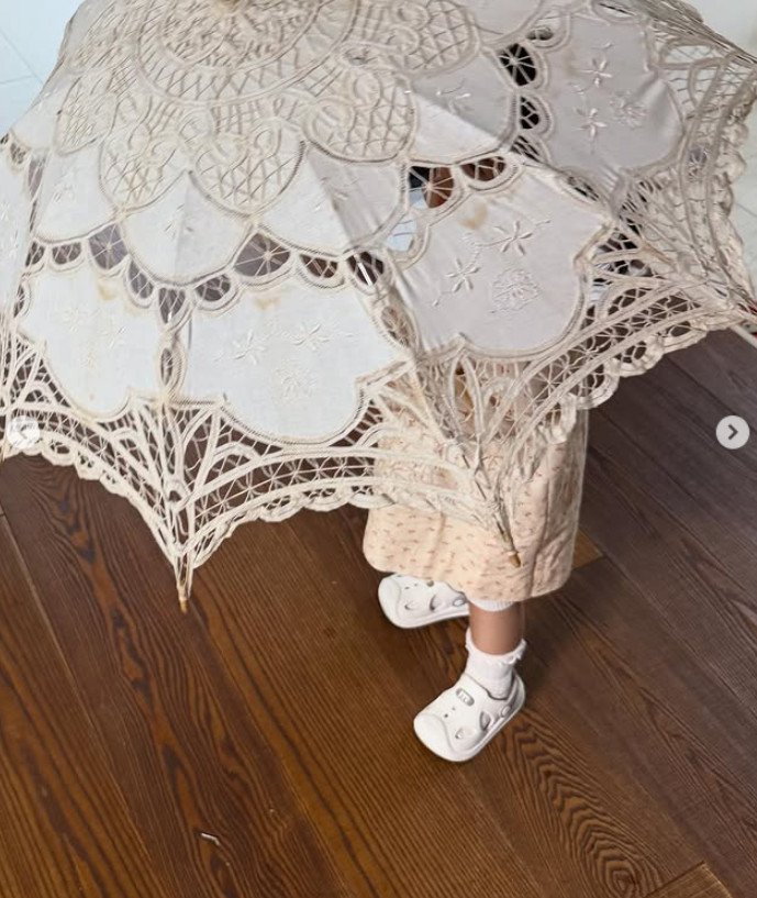 우산에 이병헌 얼굴 가득…이건 좀 이민정·딸도 놀란 반전