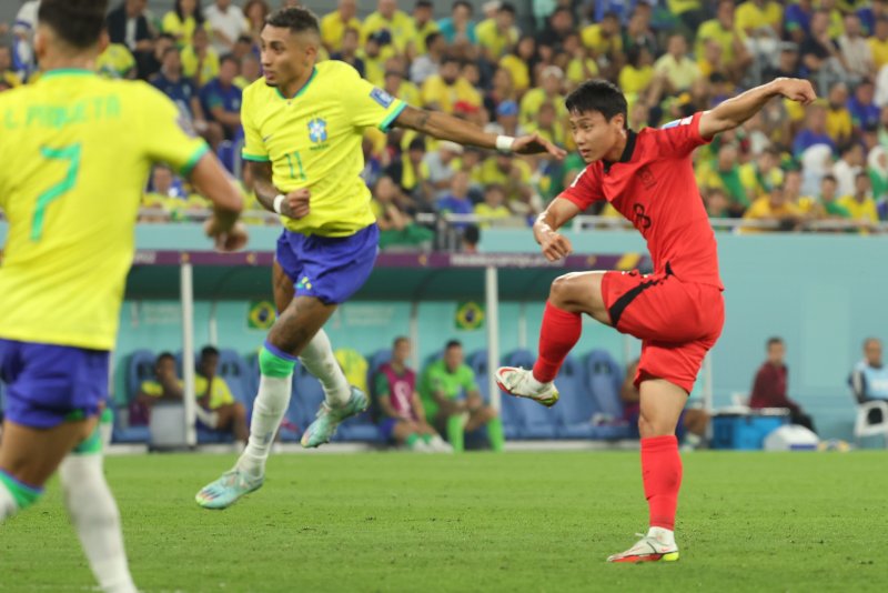 카타르 도하 스타디움 974에서 열린 2022 카타르 월드컵 16강전 브라질과 대한민국의 경기, 후반전 대한민국 백승호가 첫 골을 성공 시키고 있다. 뉴시스
