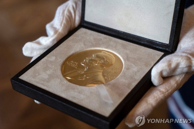 노벨상 수상자에게 수여되는 메달 (출처=연합뉴스)