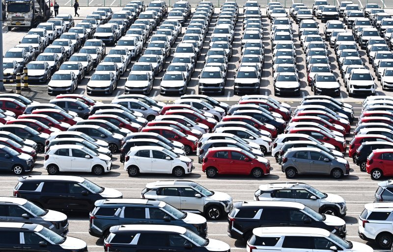 [평택=뉴시스] 김종택 기자 = 미국발 관세 영향 속에서도 양대 주력 수출품인 반도체와 자동차 수출 호조에 힘입어 한국의 9월 수출이 작년 동기보다 12.7% 증가해 역대 최대치를 경신했다.사진은 1일 경기 평택항 자동차 전용부두에 수출용 차량이 세워져 있는 모습. 2025.10.01. jtk@newsis.com