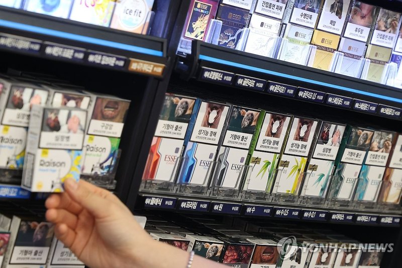 편의점 매대에 담배가 진열돼 있다. 연합뉴스