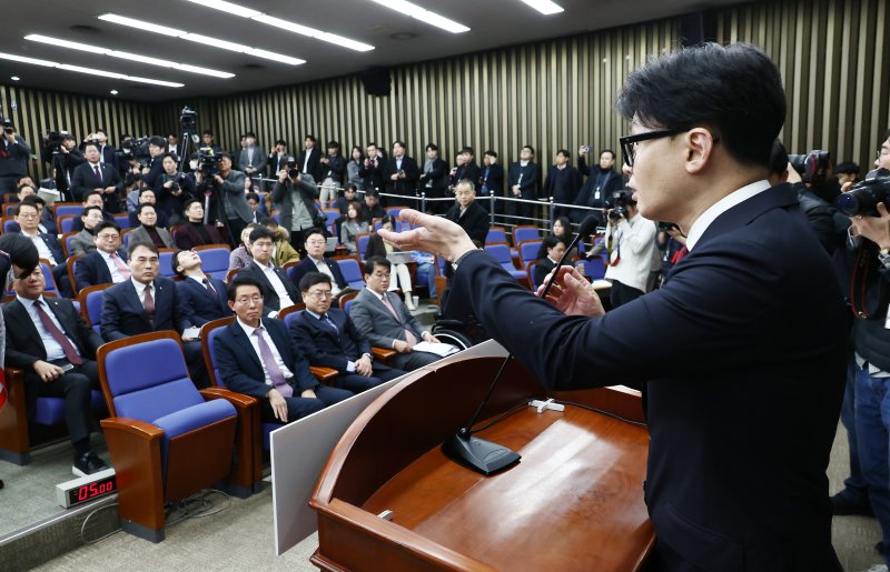 한동훈 국민의힘 대표가 지난해 12월 12일 오전 서울 여의도 국회에서 열린 원내대표 선출 의원총회에서 윤석열 대통령 탄핵 발언에 의원들의 항의가 이어지자 답변하고 있다. 2024.12.12/뉴스1 ⓒ News1 김민지 기자