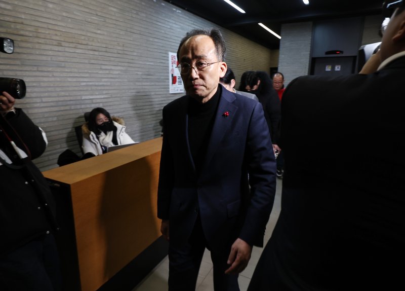 지난해 12월 4일 당시 추경호 국민의힘 원내대표가 서울 여의도 중앙당사에서 윤석열 대통령의 비상계엄 선포 관련 긴급 의원총회를 마치고 당사를 나서고 있다. 2024.12.4/뉴스1 ⓒ News1 구윤성 기자