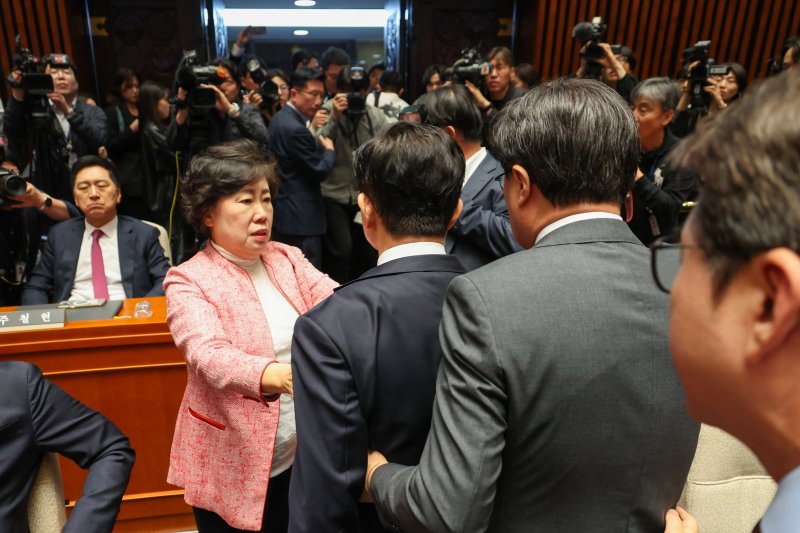 지난 5월 9일 당시 김문수 국민의힘 대통령 후보가 서울 여의도 국회에서 열린 의원총회에서 "무소속을 당 후보 만들려 불법부당 수단 동원, 중단하라"며 입장을 밝힌 뒤 의총장을 떠나자 의원들이 이를 말리고 있다. 2025.5.9/뉴스1 ⓒ News1 안은나 기자