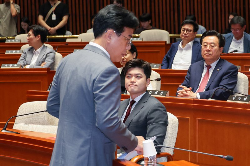 송언석 국민의힘 원내대표가 지난 6월 20일 오전 서울 여의도 국회에서 열린 비리백화점 이재명 정부 인사청문회 대책 긴급의원총회에 참석해 발언을 마치고 자리로 향하고 있다. 오른쪽은 당시 김용태 비대위원장. 2025.6.20/뉴스1 ⓒ News1 안은나 기자