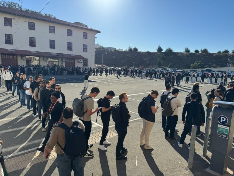 오픈AI 개발자 콘퍼런스에 늘어선 줄 (출처=연합뉴스)