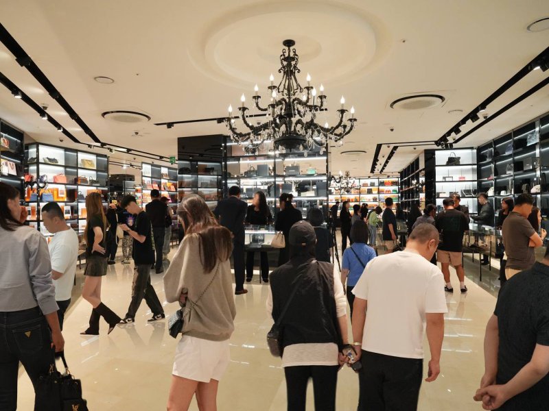 추석 황금연휴가 시작된 지난 3일 고객들로 북적이는 캉카스백화점 매장 *재판매 및 DB 금지